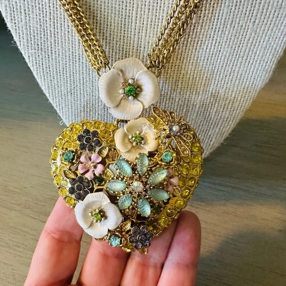 Betsey Johnson Queen Bee
LARGE Floral Heart Crystal Sea
Green Flower Necklace - Picture 5 of 6